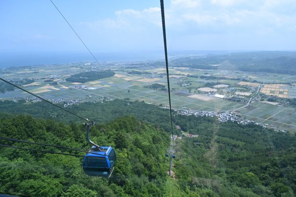 麓の駐車場から山頂駅までゴンドラで約8分