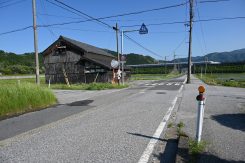 県道551号線沿いに建つ