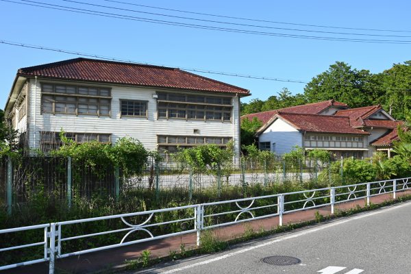 右側は錬成館（講堂）