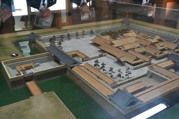水口城復元模型（左の橋が今回改修された御成橋）