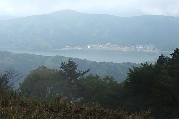 菅山寺から見た余呉湖