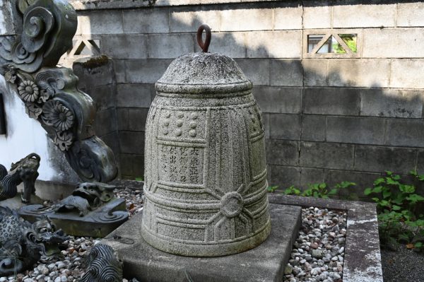 晴明寺の石製梵鐘