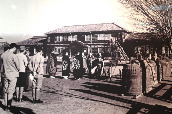 供出され、地元の学校に集められた梵鐘 〈滋賀県平和祈念館所蔵〉
