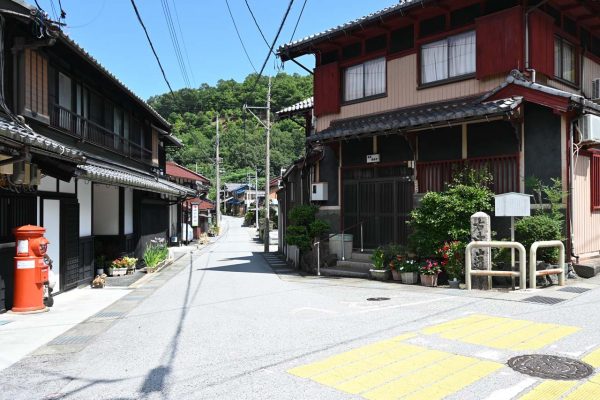 ポストの向かいに、中山道と北国街道の分岐点道標が建つ