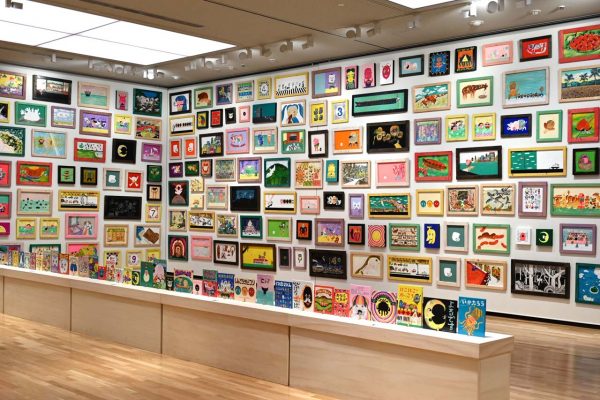 これまで出版してきた絵本の原画が並ぶ