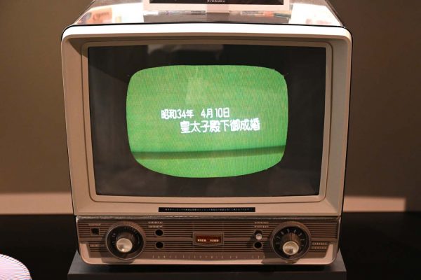 1950年代のブラウン管白黒テレビ