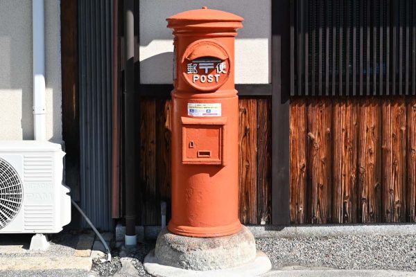 本体：高さ135センチ　直径40センチ材質：銑鉄根石：高さ20センチ　直径60センチ 重量：130キログラム以上（根石を除く）