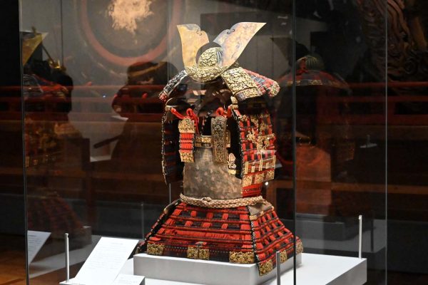 赤糸威鎧（あかいとおどしよろい）鎌倉時代後期〈国宝〉 青森・櫛引（くしひき）八幡宮蔵
