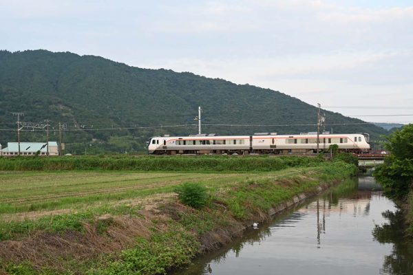 安土川に架かるJR琵琶湖線橋梁を渡る特急「ひだ」
