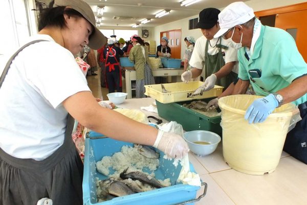 竜王ふなずし工房の職員が丁寧に指導