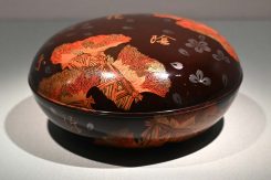 芝桜散漆絵蒔絵食籠　野村美術館蔵