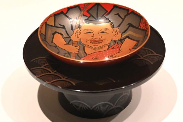 恵比須蒔絵大盃・青海波文蒔絵盃台 白鹿記念酒造博物館蔵