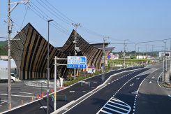 国道1号線沿いに位置し、向かいは坂上田村麻呂を祀る田村神社がある