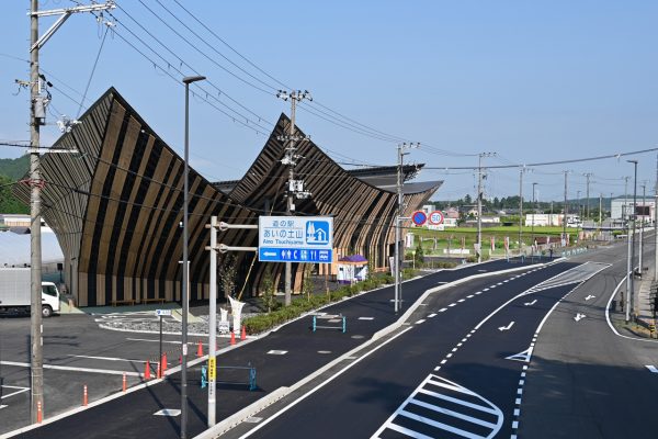 国道1号線沿いに位置し、向かいは坂上田村麻呂を祀る田村神社がある