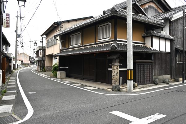 御代参街道と八風街道が交差する場所にある道標