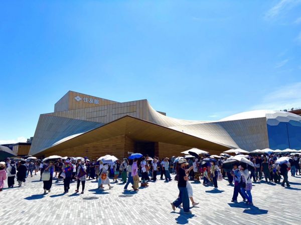 住友グループ発展の礎である別子銅山の稜線をモチーフに、1970年の大阪万博の年に植えられたスギやヒノキ約1000本を使用した「住友館」の建物