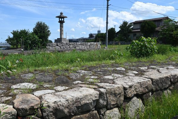 桟橋として築かれた石積みが残る