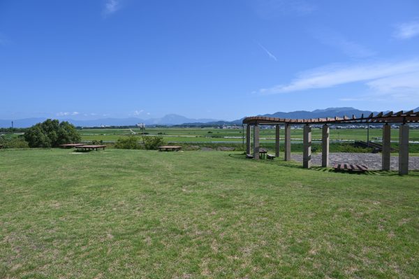 丘の上からは、伊吹山や霊仙山が見渡せる