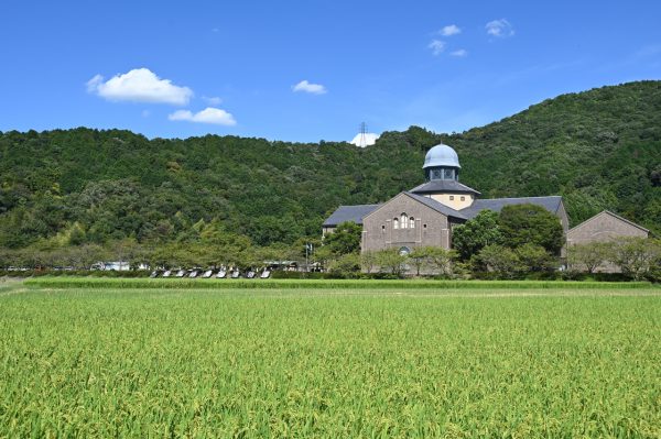 繖山（きぬがさやま）の麓に広がる近江風土記の丘
