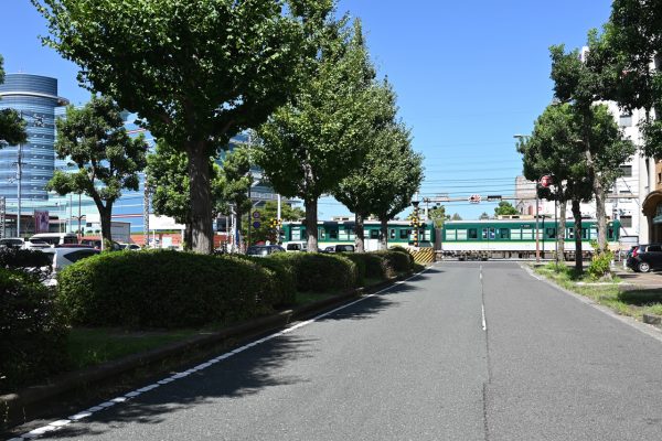 京阪電鉄石山坂本線　左は琵琶湖ホテル