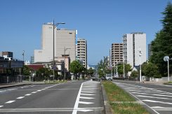 JR大津駅前からなぎさ公園まで道幅30メートルの道が伸びる