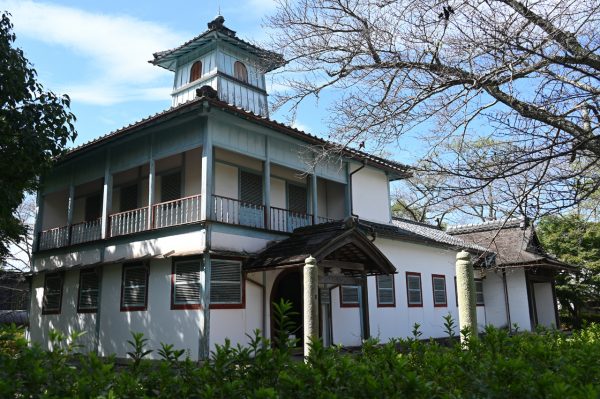 旧柳原（りゅうげん）学校校舎は1876（明治9）年、高島郡新儀村（現・高島市新旭町）の初等科小学校校舎として建てられた。（県指定文化財）