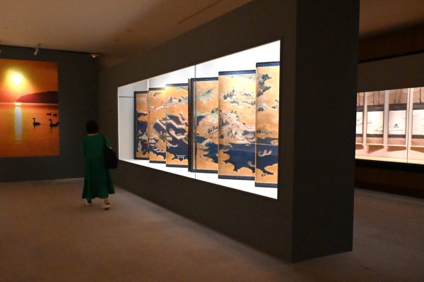 屏風絵などが並ぶ会場