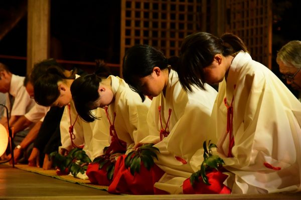 拝殿で神事が行われる