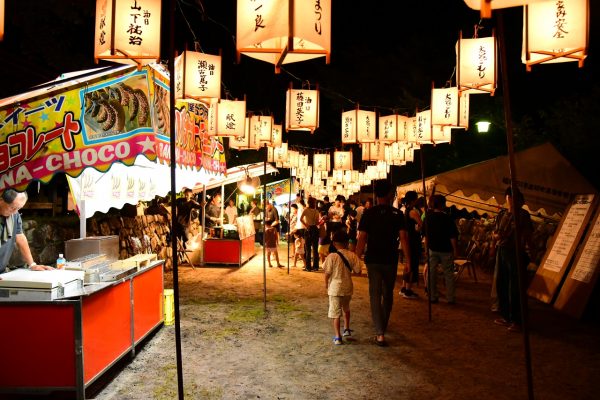 露店が並ぶ参道