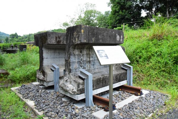 経年劣化検証のため、橋梁と同じ断面の標準桁（長さ2メートル）が2個置かれている