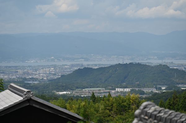 安養寺山（標高234メートル）の先には琵琶湖が見える