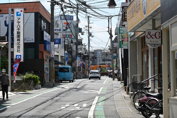 作品に登場するコンビニや美容院が実在する