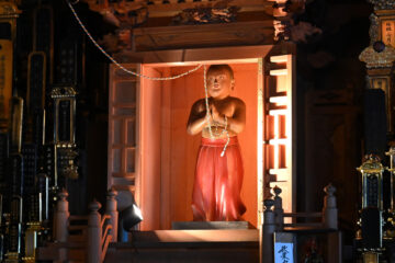 手を合わせた聖徳太子の木像「南無佛」