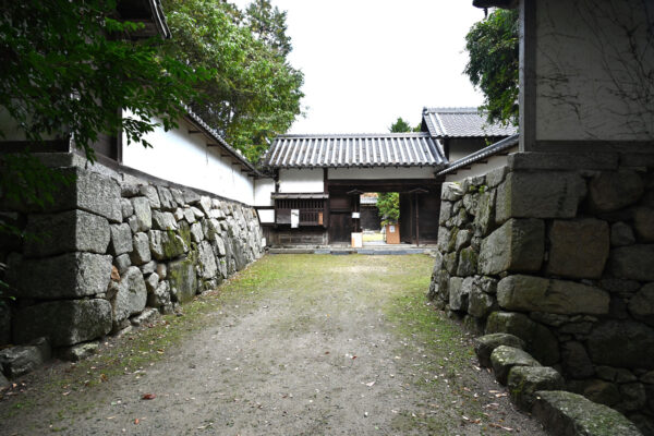 城郭を思わせる石垣が組まれた表門（表門は現在修復中 2024年撮影）