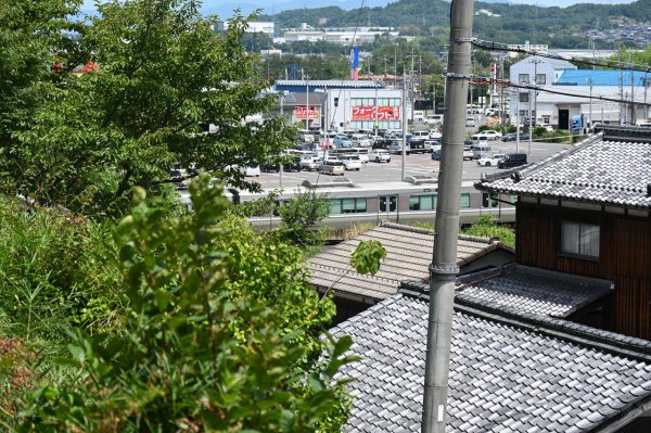 旧東海道に並行して走るJR草津線