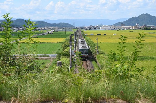 大沙川堤防から見たJR草津線
