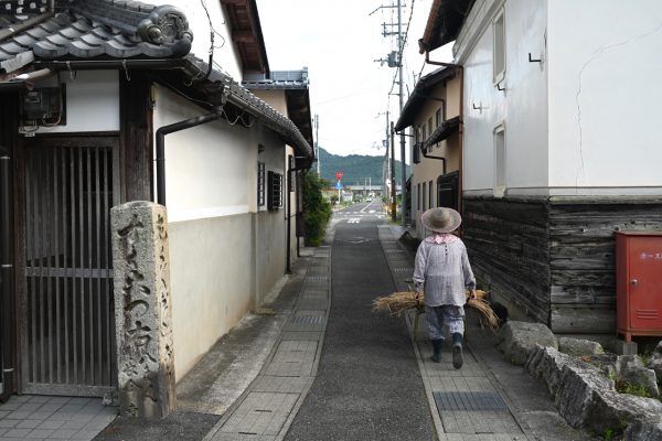 表参道と下街道が交差する場所にある、弘化2年（1845）建立の道標