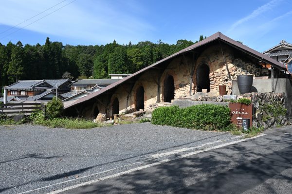 ロクロ坂を登り切った場所にある登り窯は見学可能