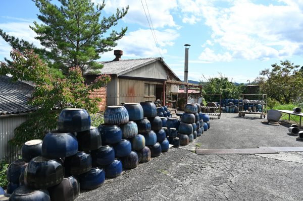 火鉢は積み重ね、露天（野積み）にして置かれている
