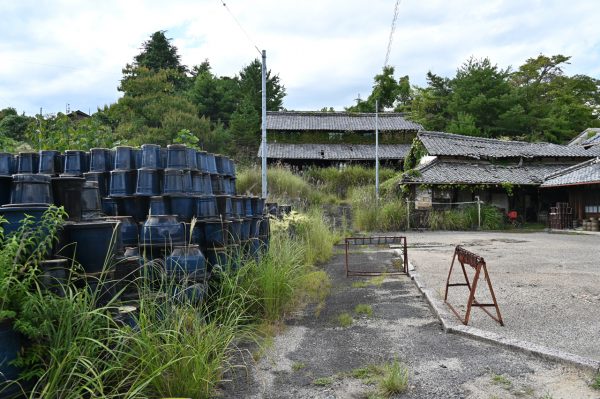 廃業した窯元に積み上げられた火鉢