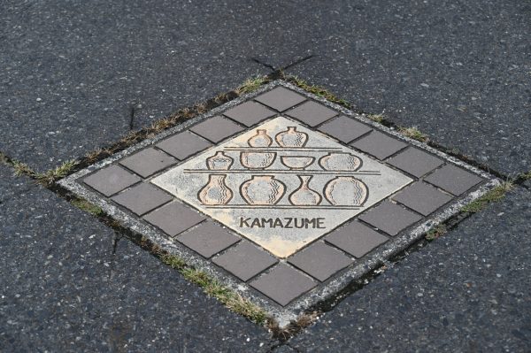 陶板の道しるべが道路に埋め込まれている