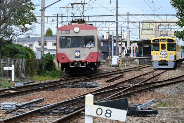 八日市駅　右は11月から運行を始めた「ドクターガチャコン」