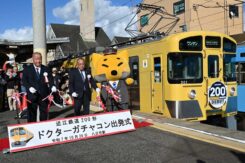 テープカットする藤井社長(左)と南川代表理事