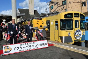 テープカットする藤井社長（左）と南川代表理事