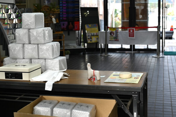 信楽駅改札口前で販売している