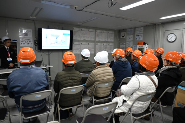 学芸員から文化館のこれまでの経緯などの説明を受ける参加者