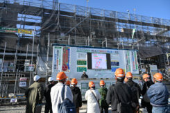 ヘルメットをかぶった参加者