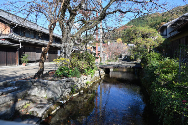 近くを地蔵川が流れる