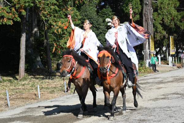 鈴を鳴らさず美しい所作をする「馬上舞」