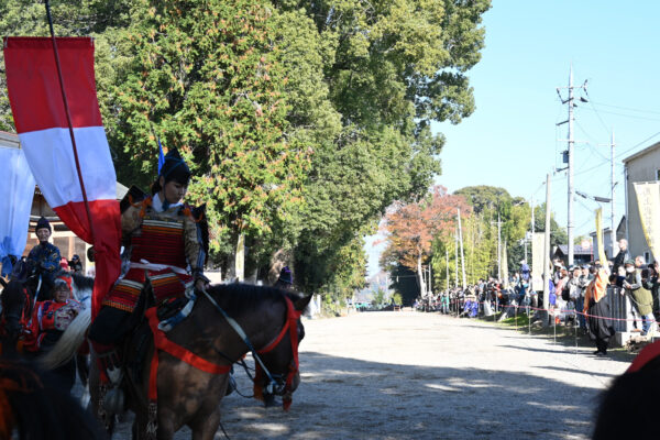 馬場の脇で見守る見物客